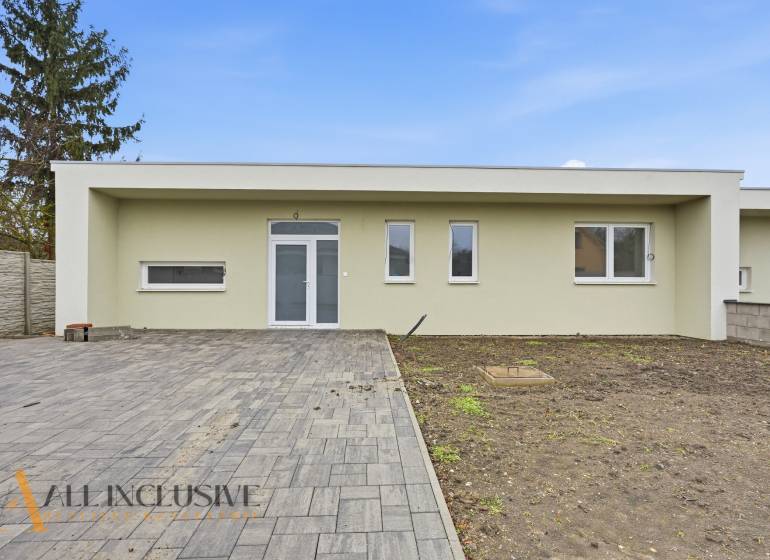 Rodinný dům v Čukárske Pake, Velká Paka, s vydlážděným prostorem a nenáročnou zahradou.