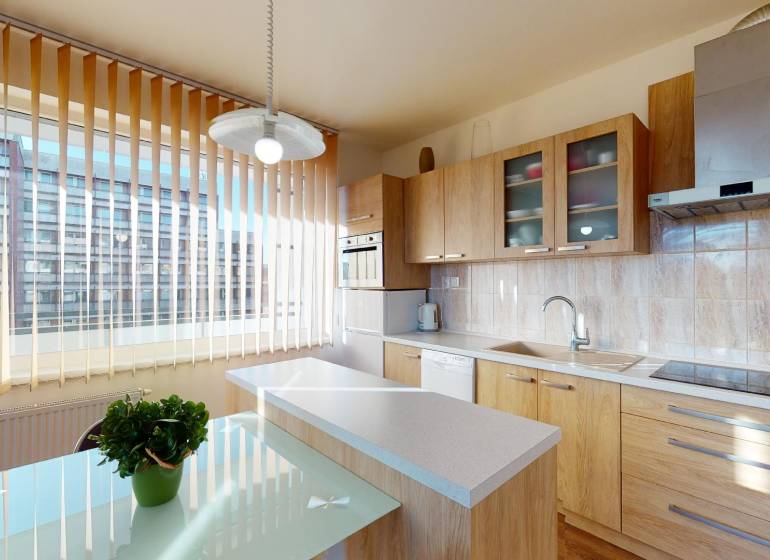 Kuchyně s podlahou s dřevěným dekorem v 2pokojovém bytě, světlé vybavení a velké okno.