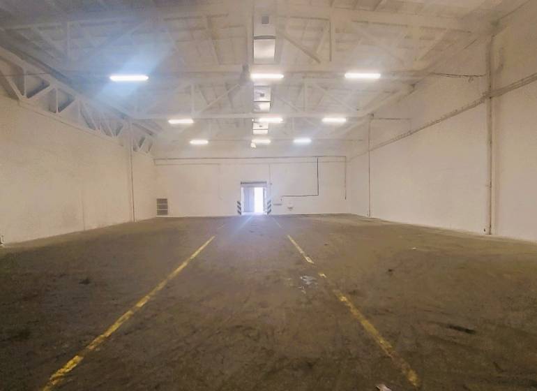 Prostorné sklady a haly s bílými stěnami, rovnou podlahou a osvětlením shora.