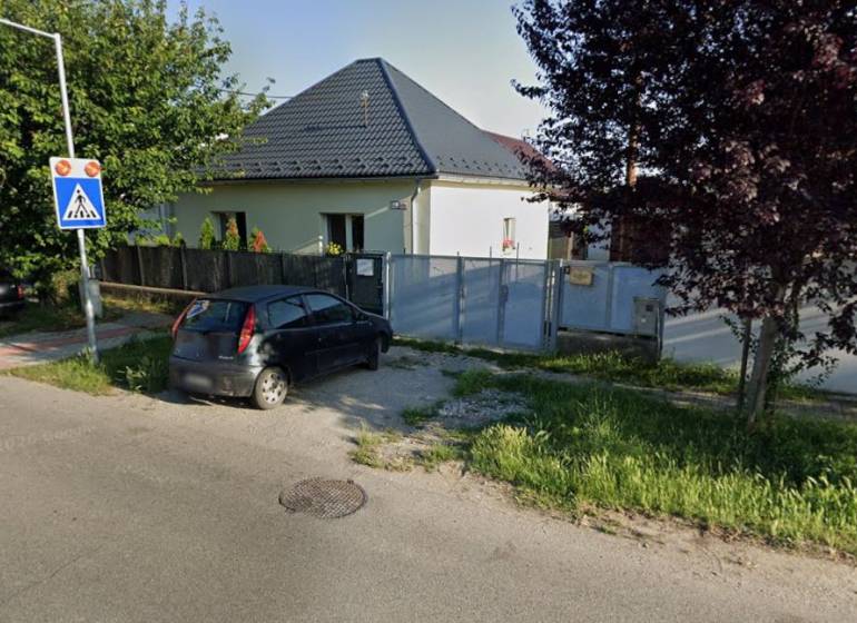 Rodinný dům na Trnavské ulici v Bernolákově s autem zaparkovaným před bránou.