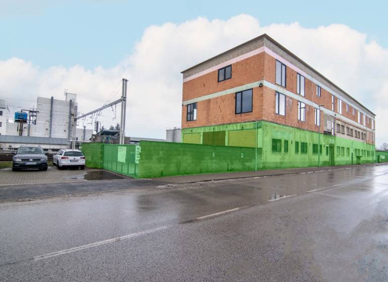 Budova na ulici Nádražná v Šenkvicích, sloužící jako sklady a haly.