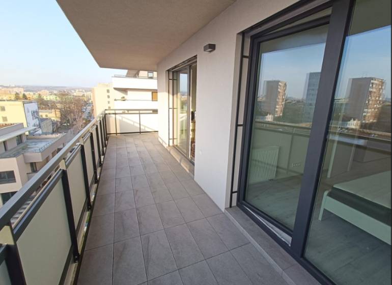 Balkon 3pokojového bytu s výhledem na Alvinczyho ulici v Košicích, městská část Staré Město.