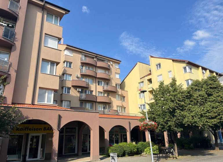 Budova na Lichnerově ulici v Senci se 4pokojovými byty, obchody a balkony.