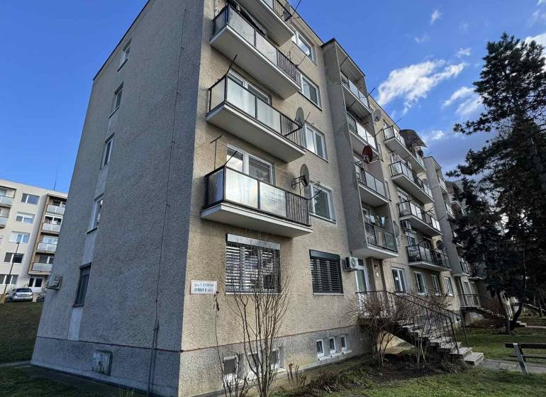 Čtvrtý patrový bytový dům se vstupem a balkony Šahy, a gyurkyho.