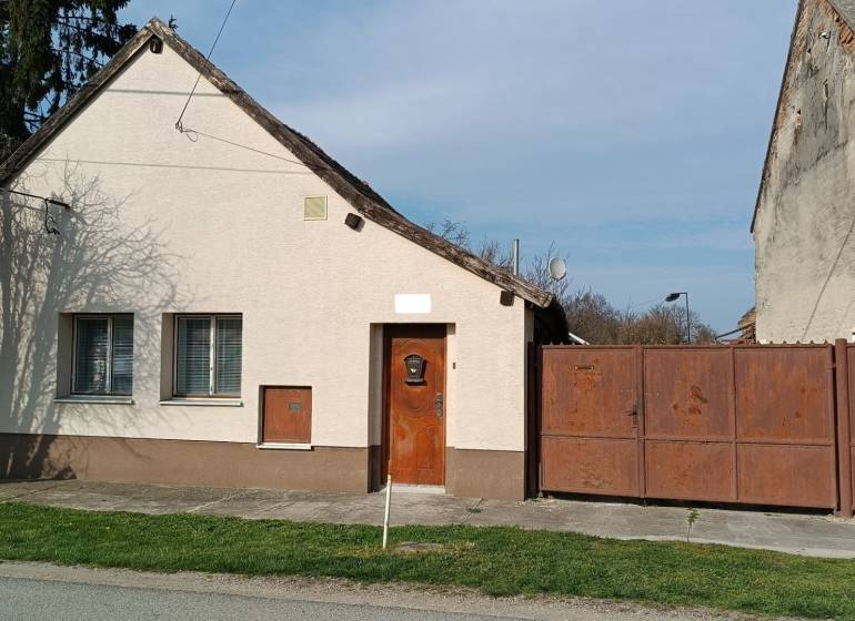 Rodinný dům na Salibské ulici v Horních Salibách s jednoduchou fasádou a kovovou bránou.