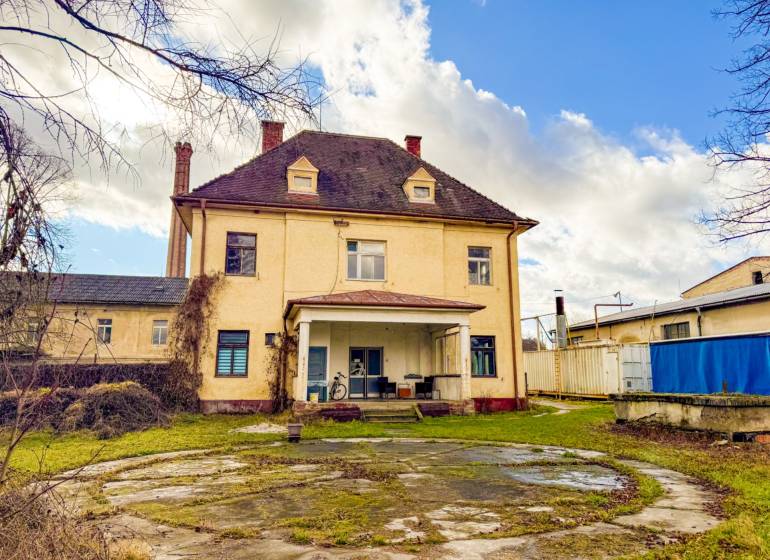 Rodinný dům v obci Bobot na ulici Bobot, velký dvůr, obložené schodiště.