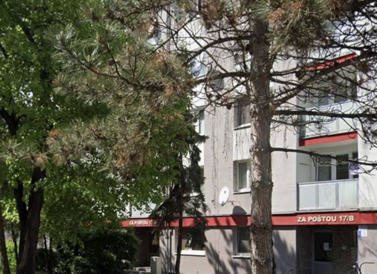 Exteriér bytového domu se zelení, ideální pro 2pokojový byt v Hlohovci.