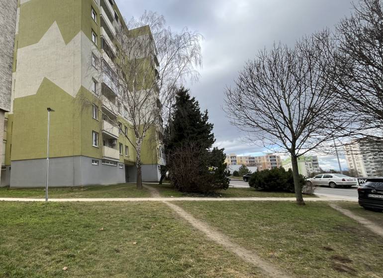 Bytový dům v Hlohovci s blízkou zelení, ideální pro 4pokojový byt.