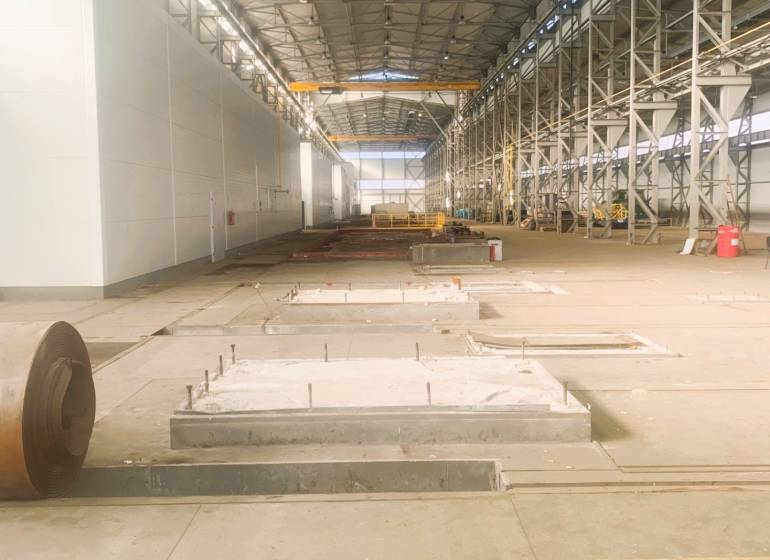 Výrobní prostory s vysokým stropem a kovovou konstrukcí, Dobšiná.