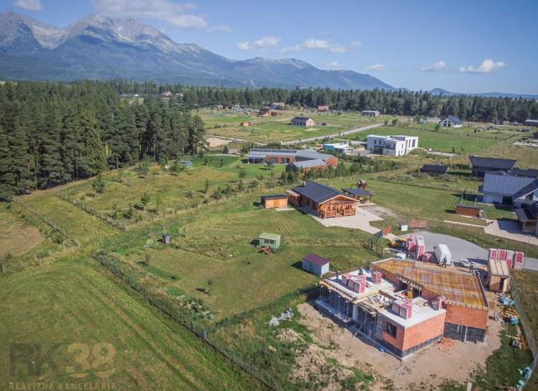 Pozemky - bydlení v Mlynici s výhledem na hory a rozestavěnými domy v přírodě.