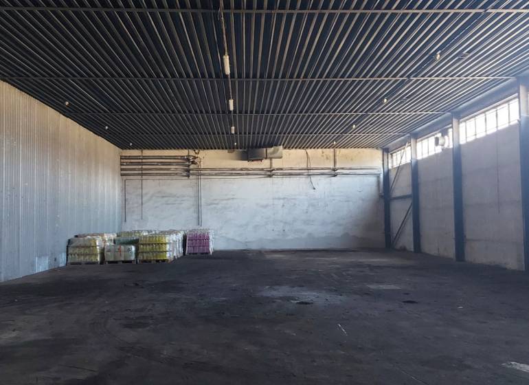 Velký sklad s vysokým stropem ve Skladech a halách, Košice - městská část Jih.