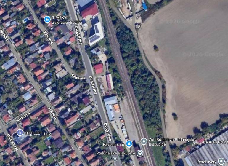 Letecký pohled na Podunajské Biskupice, ulice Dvojkřížná, typ pozemků - komerční.