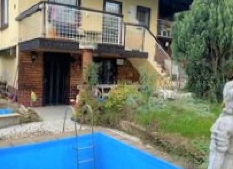 Exteriérová fotografie chaty v Košicích - městská část Vyšné Opátske, s ověřením realitní kanceláře.