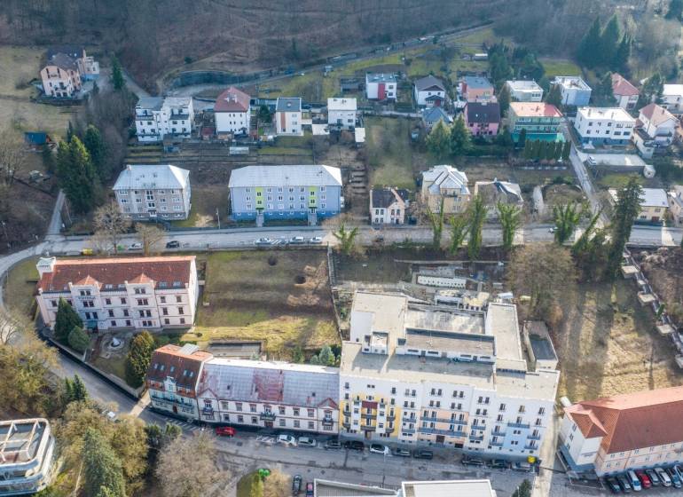 Záběr na budovy a pozemky - komerční na Hurbanově ulici v Trenčianských Teplicích.