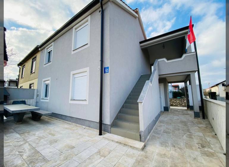 Rodinný dům na ulici Grbi v Ninu s venkovním schodištěm a terasou.