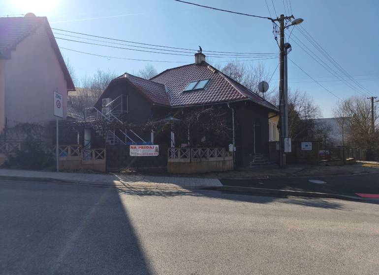 Rodinný dům na Rudlovské cestě v Banské Bystrici s tabulí 