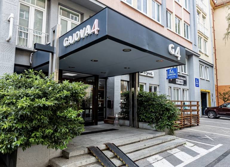 Exteriér budovy s kancelářemi na ulici Gajova v Bratislavě - Staré Město.