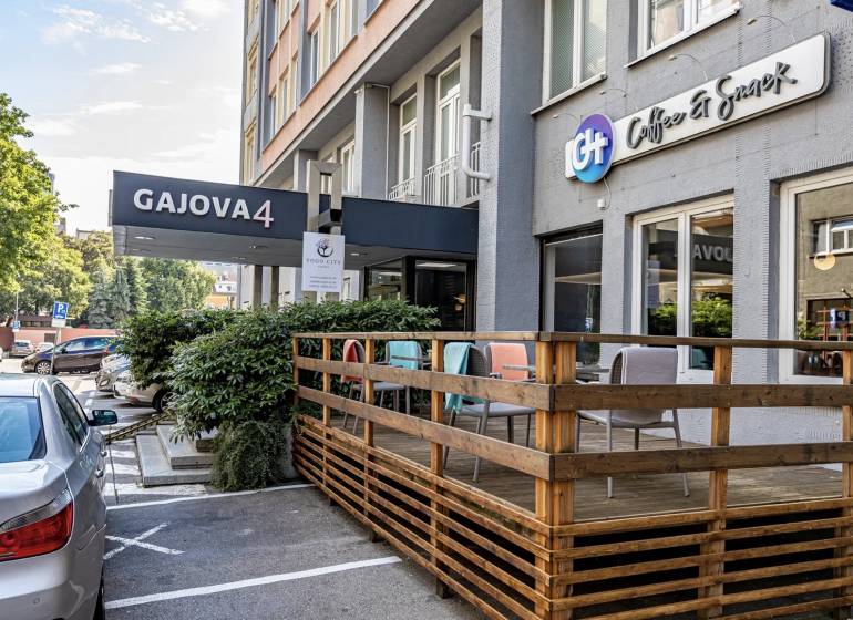 Exteriér kanceláří na Gajově ulici v Bratislavě - Starém Městě s terasou a parkováním.