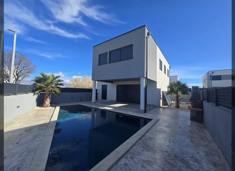 Vila v Zukve, Vrsi s bazénem a palmou na dvoře.