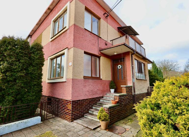 Rodinný dům na Kalinčiakově ulici v Michalovcích se schodištěm a zahradou.