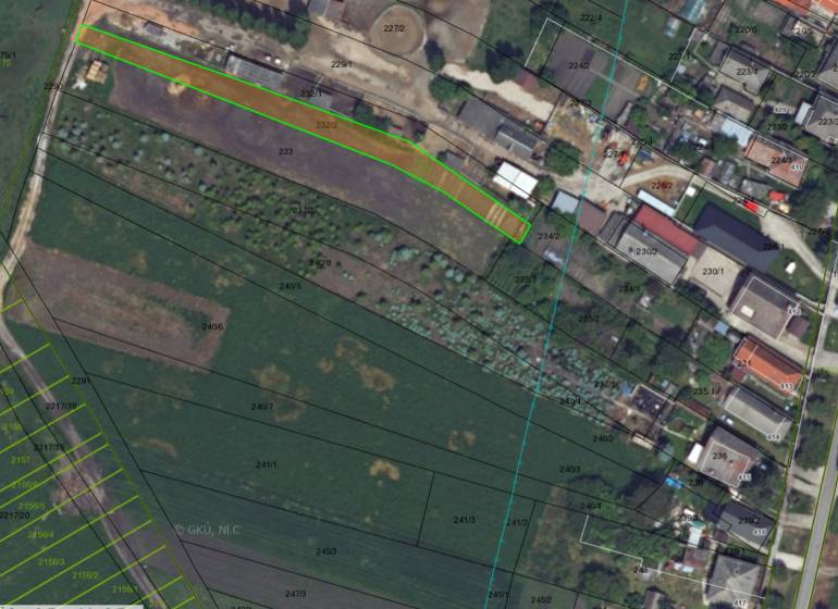 Letecký snímek pozemků pro bydlení v Tešedíkově s vyznačenými parcelami.