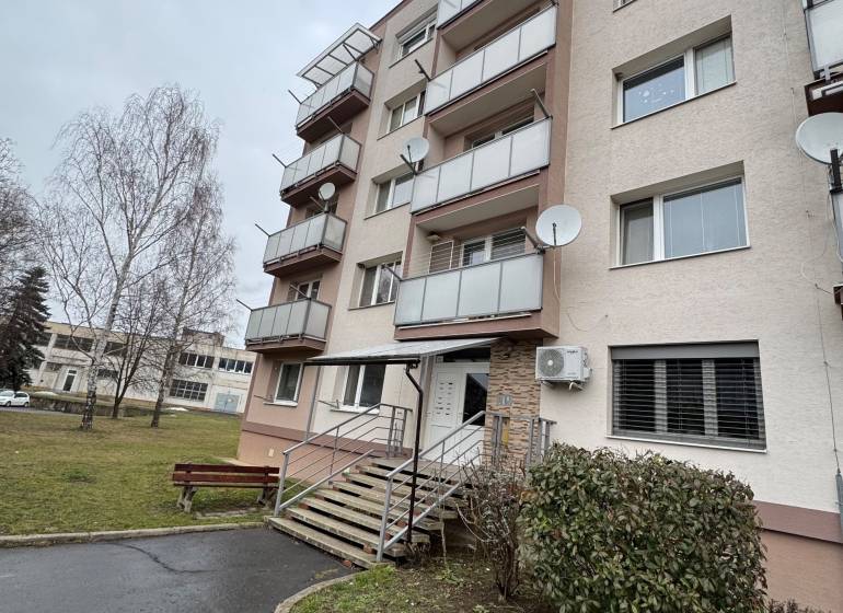 Bytový dům na Thuroczyho ulici v Šahách s několika balkóny a vstupní cestou.