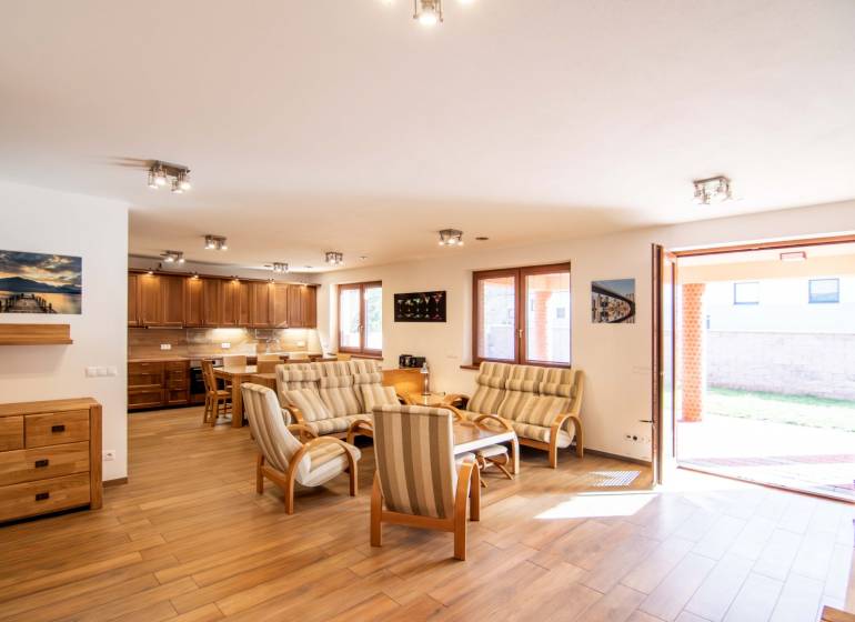 Obývací pokoj s jídelnou a kuchyní, podlaha s dřevěným dekorem, Rodinný dům.