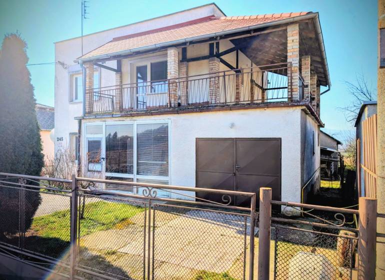 Rodinný dům na Nové ulici v Lastovcích s prostornou terasou a garáží.