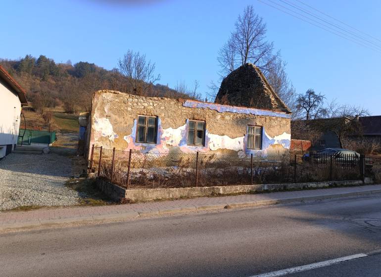 Opuštěná budova na pozemku ve Sklabini, vhodná k bydlení.