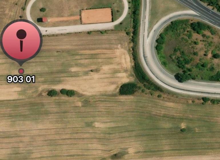 Letecký pohled na developerské pozemky v Senci s dopravní infrastrukturou v okolí.