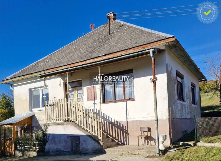 Rodinný dům v Malé Lehotě se šikmou střechou, schodištěm a zahradou.