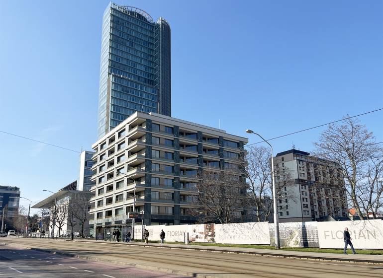 Výšková budova a další stavby na Školské ulici v Bratislavě - Staré Město.