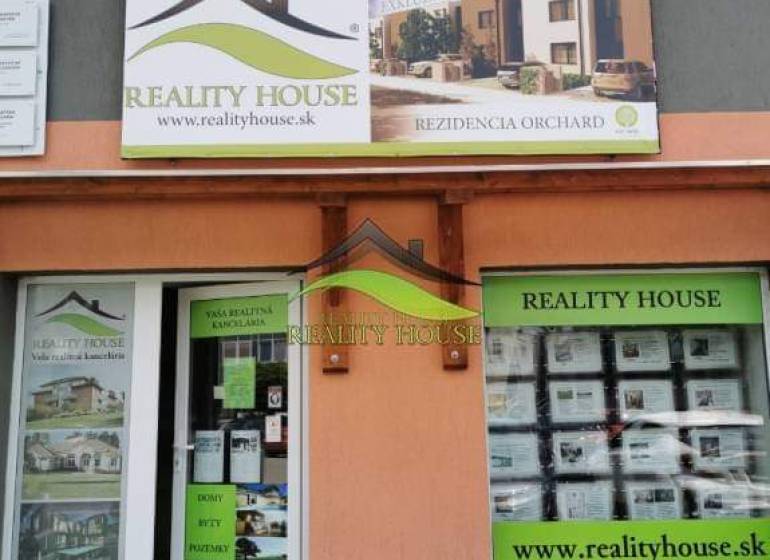 Realitní kancelář na Hollého ulici v Michalovcích nabízí různé druhy nemovitostí.