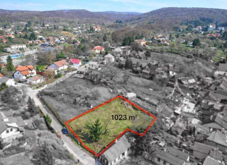 Pozemek k bydlení o rozloze 1023 m² na Budovatelské ulici v Mariánce.