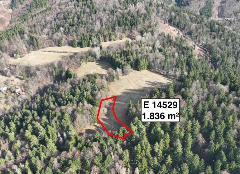 Letecký pohled na zemědělské a lesní pozemky v Lazech pod Makytou.