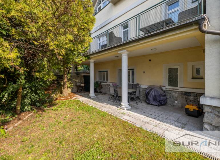 Zahrada s posezením u 4pokojového bytu na Krčméryho ulici, Bratislava - Staré Město.