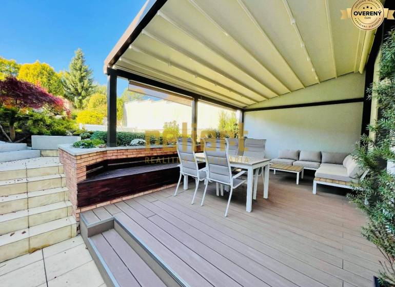 Terasa rodinného domu s posezením a pergolou na Kozičově ulici, Bratislava - Devín.