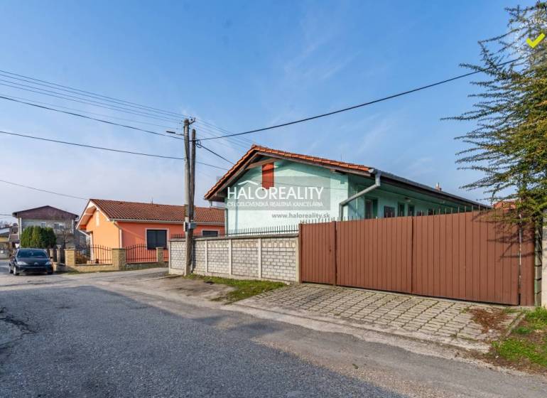 Ulice s rodinnými domy a autem ve Velkém Mederu, Hotely a penziony v okolí.