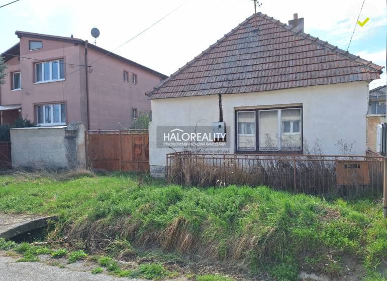 Dům na pozemku k bydlení v obci Dvorníky s travnatou zahradou a plotem.