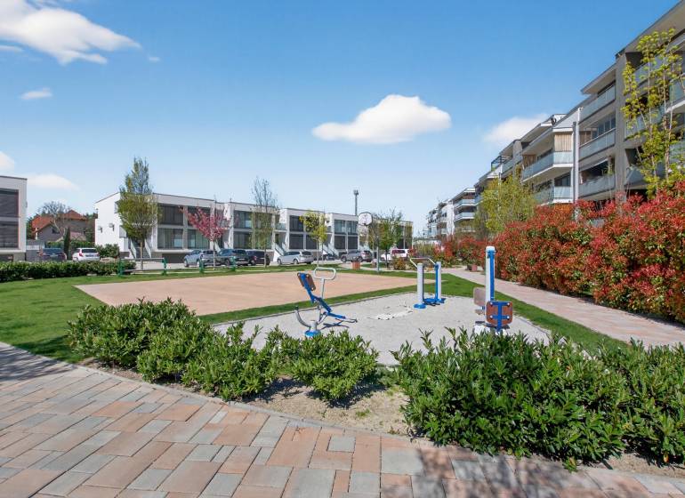 Venkovní tělocvična mezi bytovkami v Dunajské Lužné na Ořechové ulici.