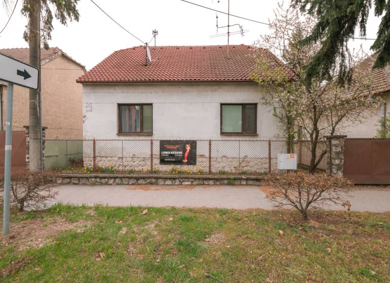 Rodinný dům na Zelenečské ulici v Trnavě s červenou taškovou střechou.