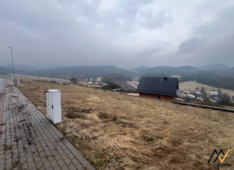 Pozemky - bydlení ve Staré Ľubovni s výhledem na kopce a střechy domů.