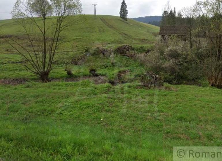 Pohled na zelené louky a kopce ve městě Havka, oblast Pozemky - bydlení.