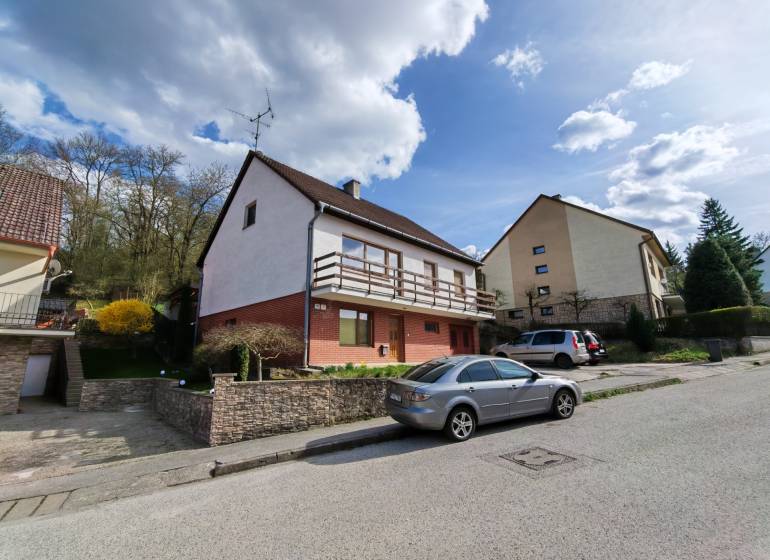 Rodinný dům na ulici Závršky v Myjavě s auty zaparkovanými před ním.