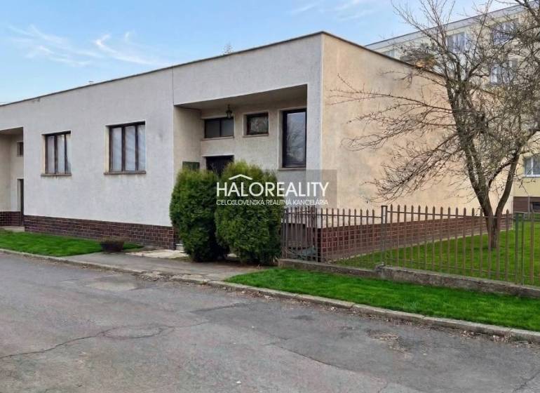 Rodinný dům v Poltáři s předzahrádkou, oplocením a udržovaným trávníkem u klidné ulice.