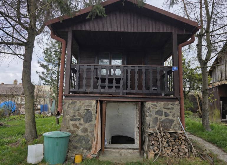 Dřevěná chata v Bohdanovicích se suterénem a zahradním prostředím.