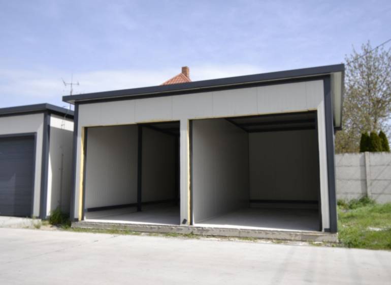 Garáže v Michale na Ostrově s šedými stěnami a prázdnými vnitřky.