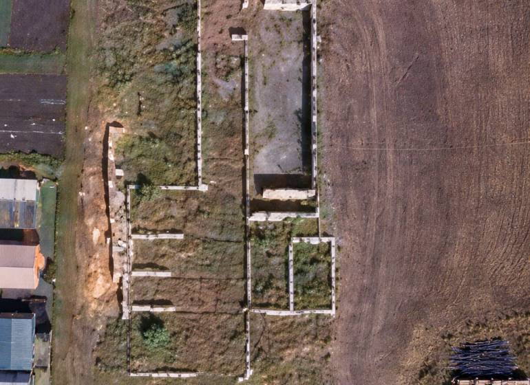 Stavba základu na pozemku v blízkosti Valče vhodný k bydlení.