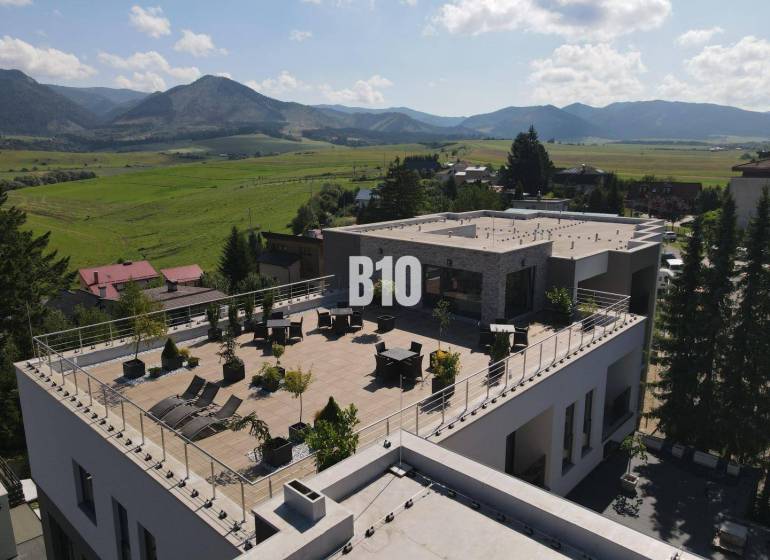 Rajecké Teplice, M. R. Štefánika: Budova s prostornou terasou a výhledem na hory.