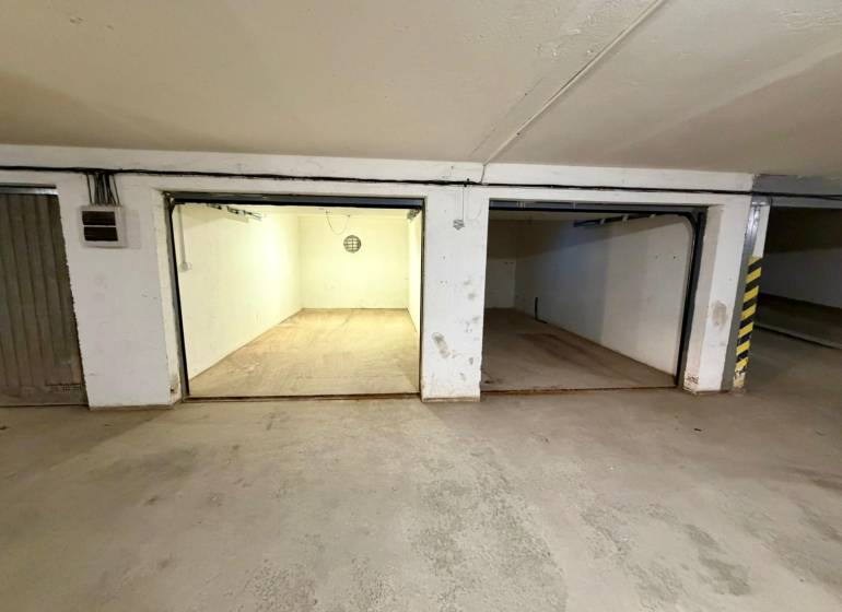 Garáže s bílými stěnami a betonovou podlahou, Dunajská Streda, Nová Ves.